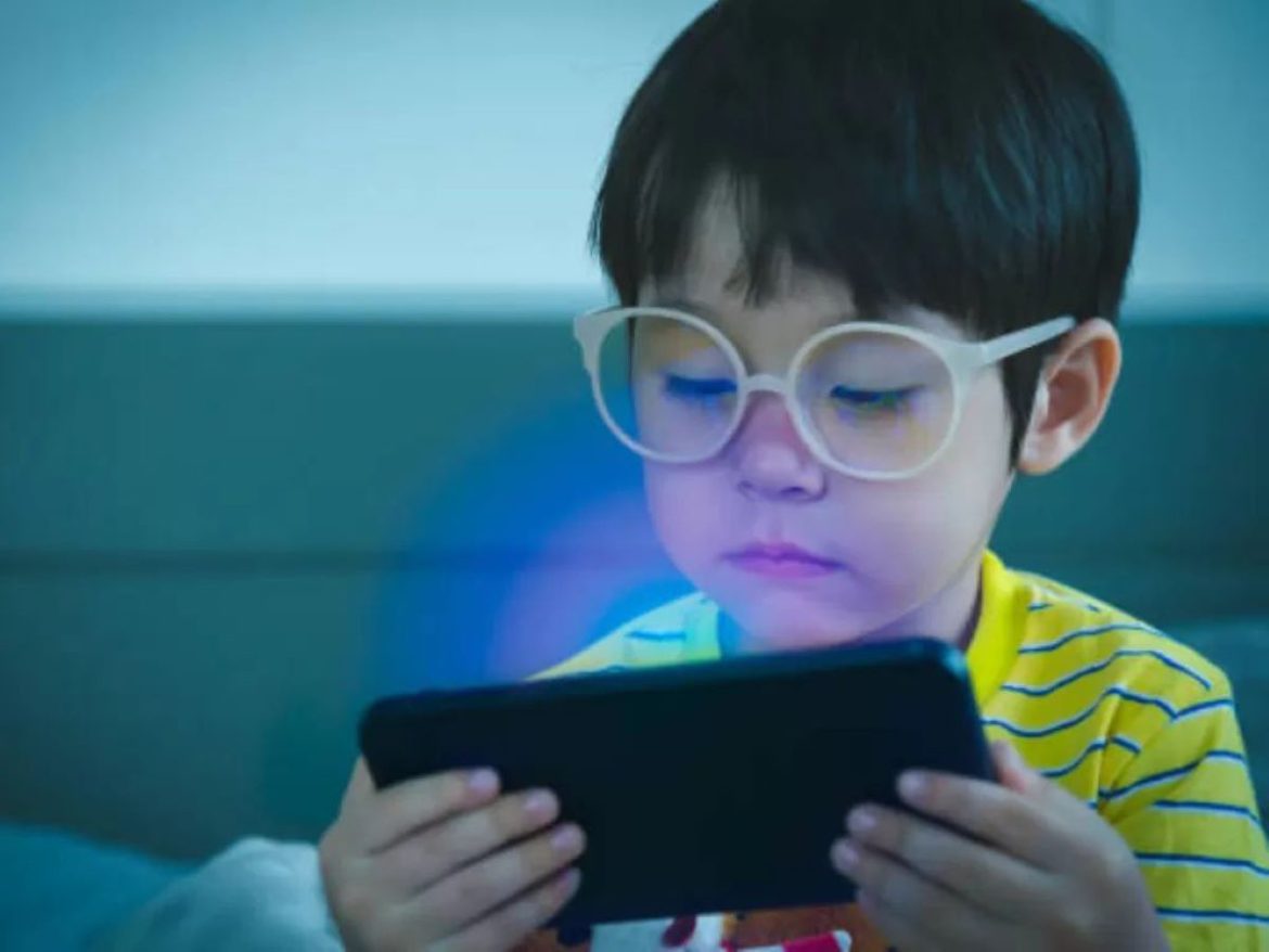 Panduan Menjaga Kesehatan Mata di Zaman Monitor Digital